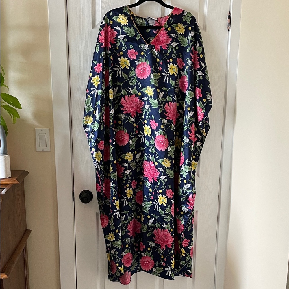 Gorgeous vintage 1970s 1980s vanity fair floral satin caftan Hollywood pool